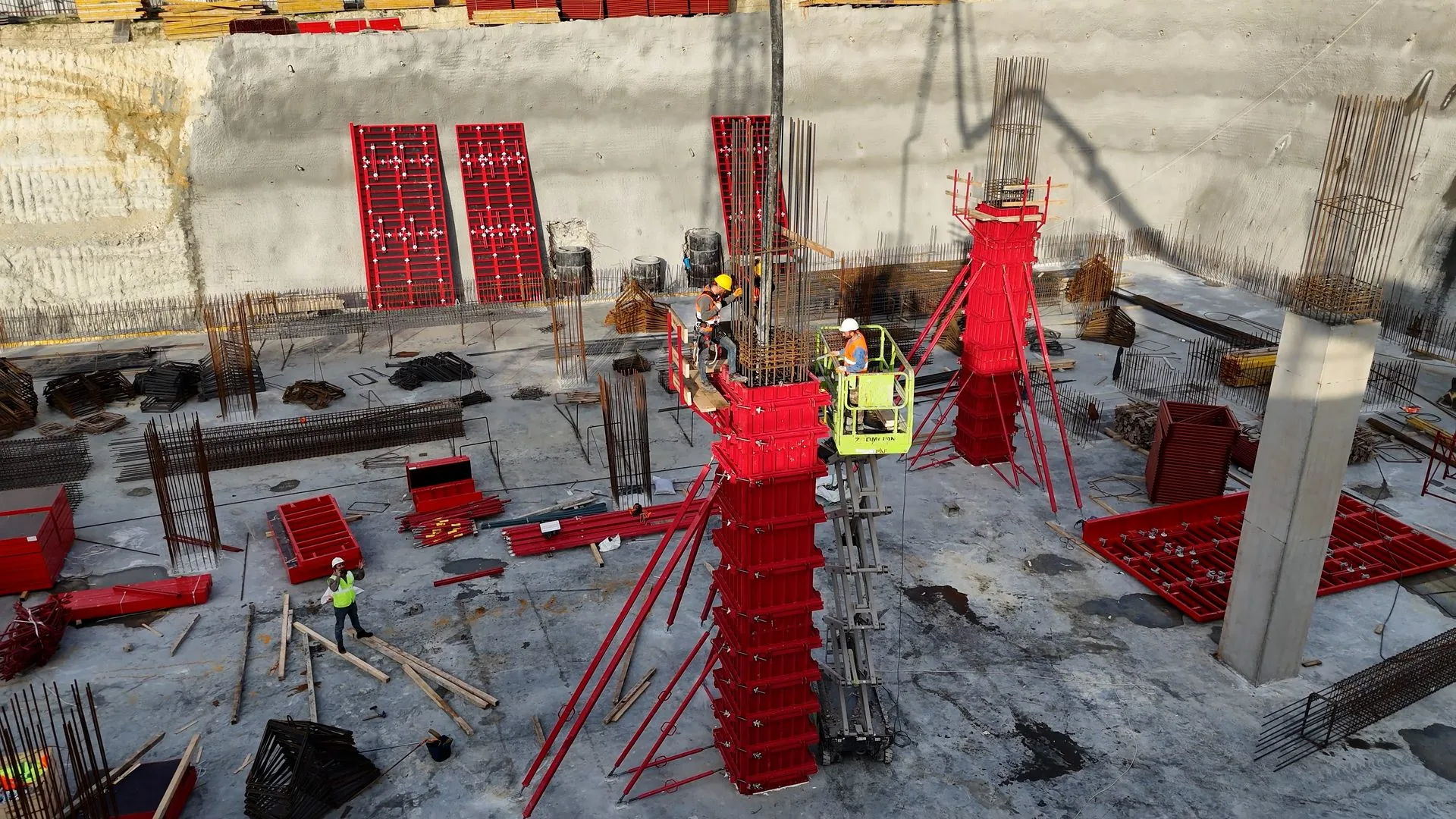 Yapeksan eğimli perde kalıbı uygulaması — özel açılı betonarme yapılarda 120x330 panel sistemleri