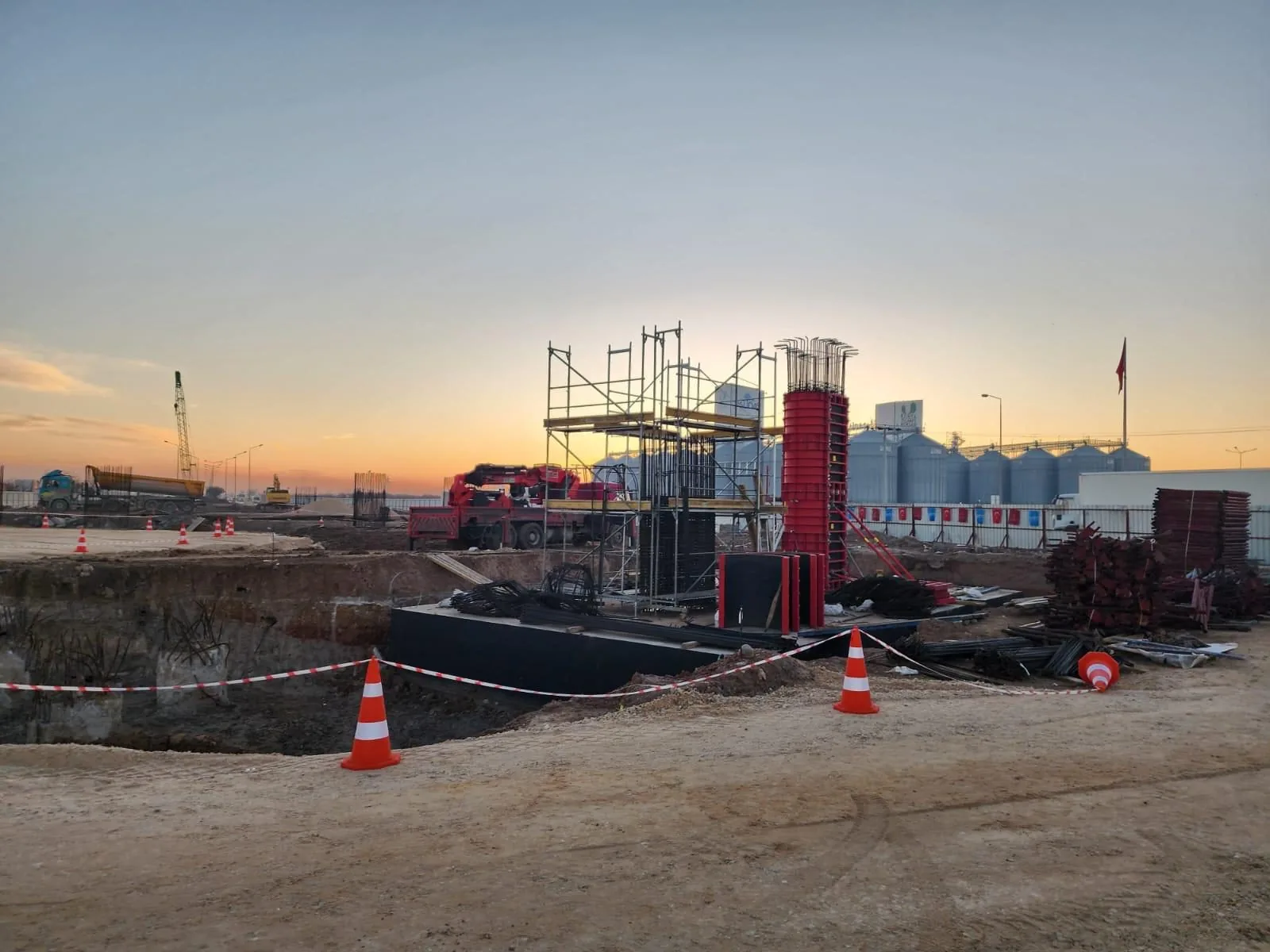 Yapeksan Vertexa tırmanır kalıp — altyapı ve viyadük projelerinde modüler tırmanır beton kalıp sistemi